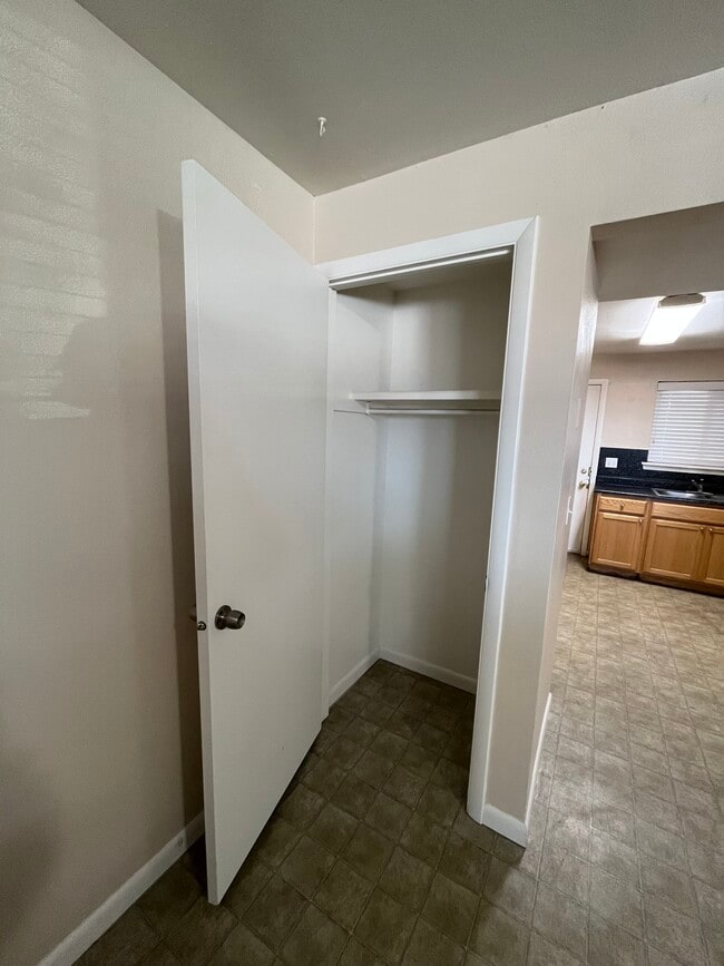Armario de la sala de estar - 2173 S State St Unidad 2