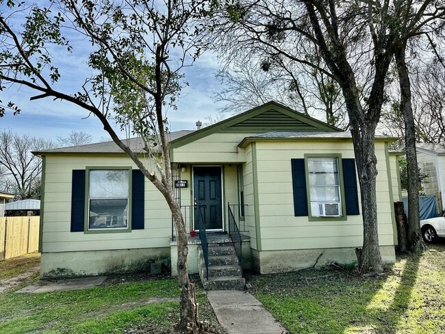 Building Photo - Spacious 3 bed/1 bath rental - Available Now!