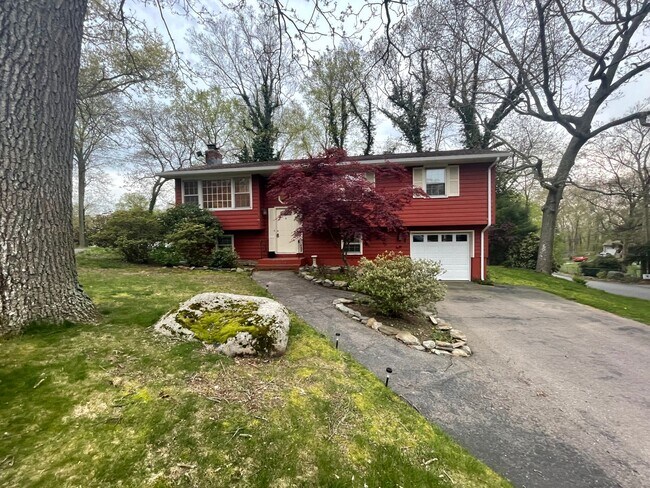Photo - Beautiful Raised Ranch House in Gales Ferry!