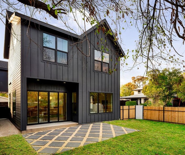 Building Photo - 4901 Gladeview Dr Unit A