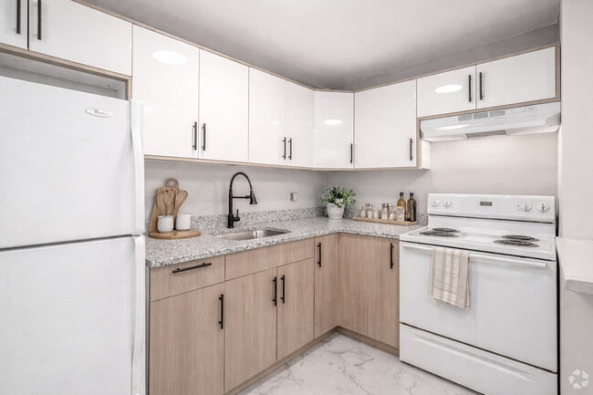 Kitchen - Lansing Grove Apartments