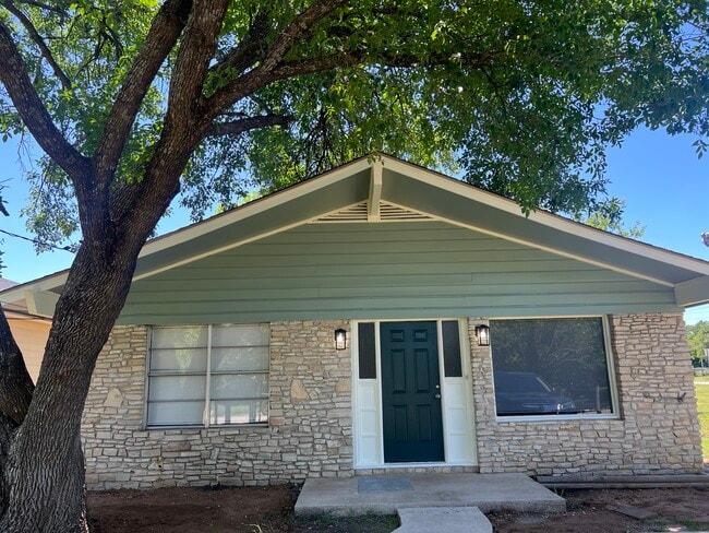 Building Photo - 1108 Reyes St Rental
