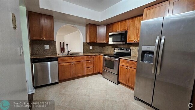 Building Photo - 16171 Blatt Blvd Unit 202 Rental