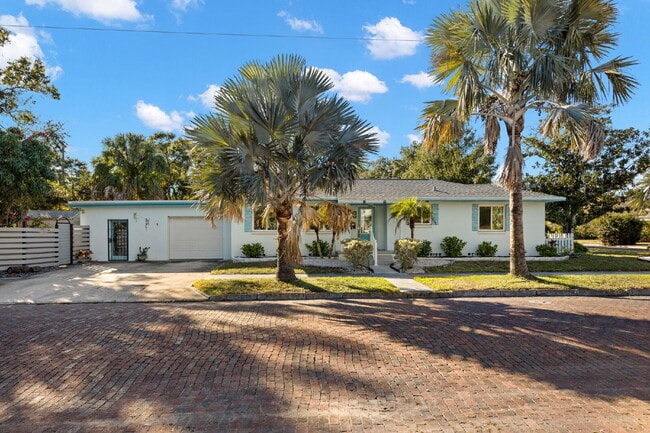 Building Photo - "Charming 3-Bed, 2-Bath Oasis in the Heart of Saint Petersburg – 1,366 Sq Ft of Comfort!"