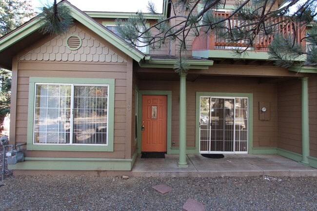 Building Photo - *LEASE PENDING* Townhouse in University heights