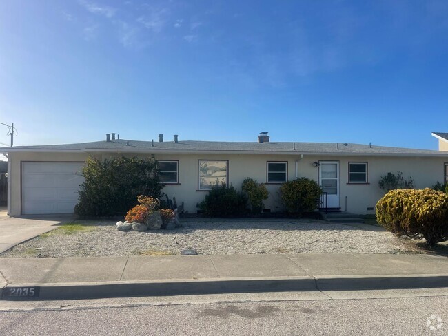 Building Photo - Spacious 3 Bedroom 2 Bath Home in Seaside