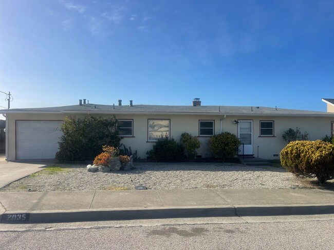 Spacious 3 Bedroom 2 Bath Home in Seaside - Spacious 3 Bedroom 2 Bath Home in Seaside