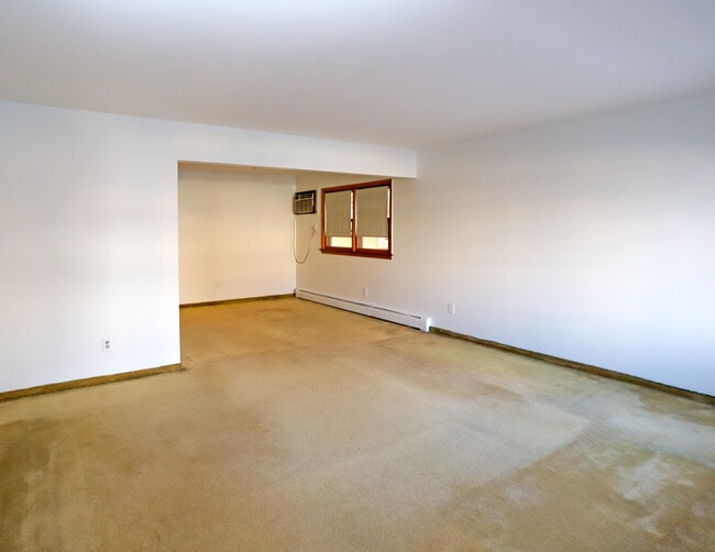 Building Photo - 15 Bleecker St Unit 2