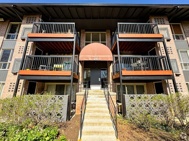 Building Photo - Sun-filled 2 Bed 1 Bath Condo with Private...