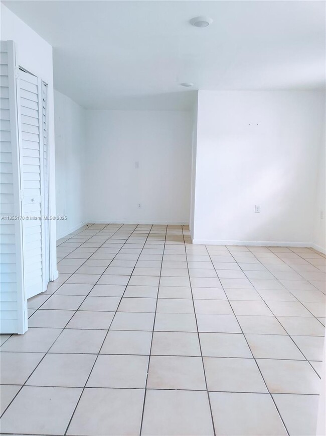 Photo - 3630 SW 15th St Apartamento Unidad 0
