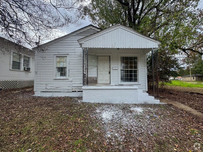 Building Photo - Remodeled 2 Bedroom Home