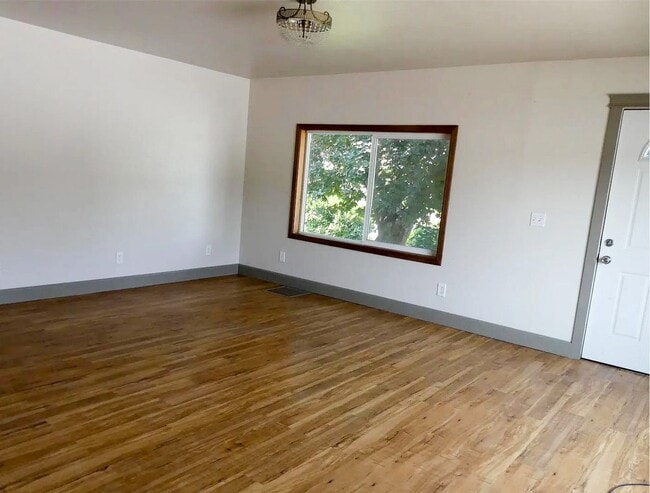 Photo - Thomas Duplex Unit A