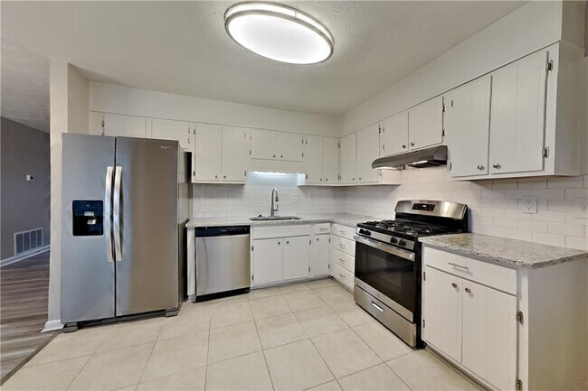 Photo - 2444 Mistletoe Ln SW