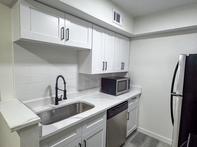 Photo - 170 De Chantle Rd Unidad 202