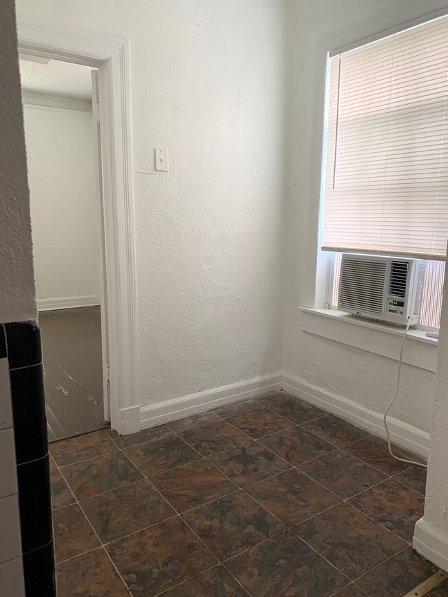 Building Photo - 2622 Boulevard Unit 2