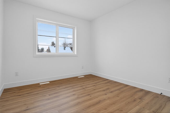 Photo - 9232-92385 85 St NW Unit 5