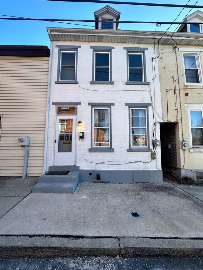 2 bedroom 1 bath on quiet street. - 2 bedroom 1 bath on quiet street. House