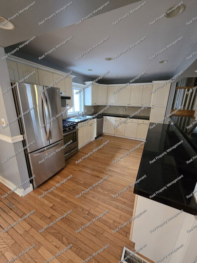 Photo - Large 4 Bedroom Tri-Level in LOFS