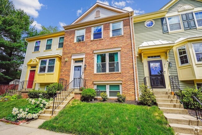 Building Photo - Charming 3BR/3.5BA Amberfiled Townhome in ...