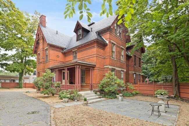 Photo - 2 Rangeley Rd Unit 2