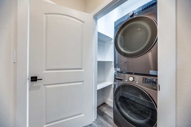 Photo - 511 N Davis Dr