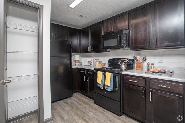 2HAB, 1.5BA - 1,200 ft² - The Villages Of East Lake