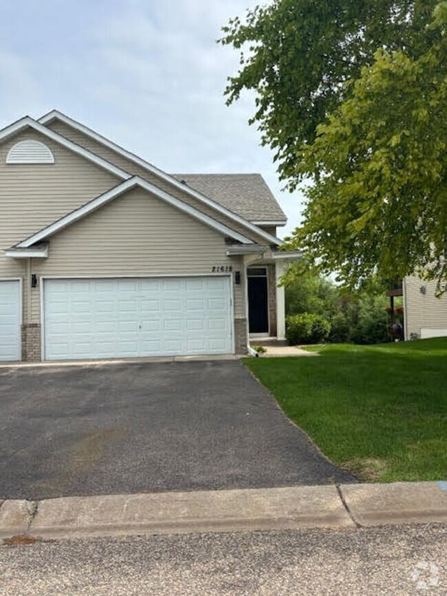 Building Photo - 2 Bedroom 2 Bath Townhome in Rogers!