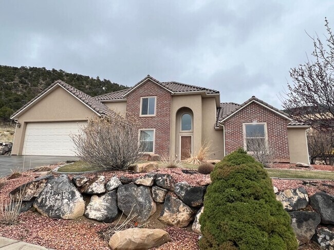 Building Photo - MONTH TO MONTH LEASE ONLY. Beautiful Custo... Rental