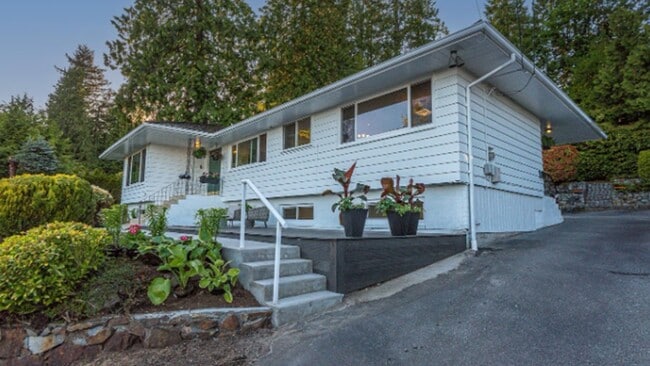 Photo - 1895 Rosebery Av