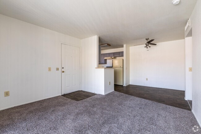 2 BR, 1 BA - 877SF