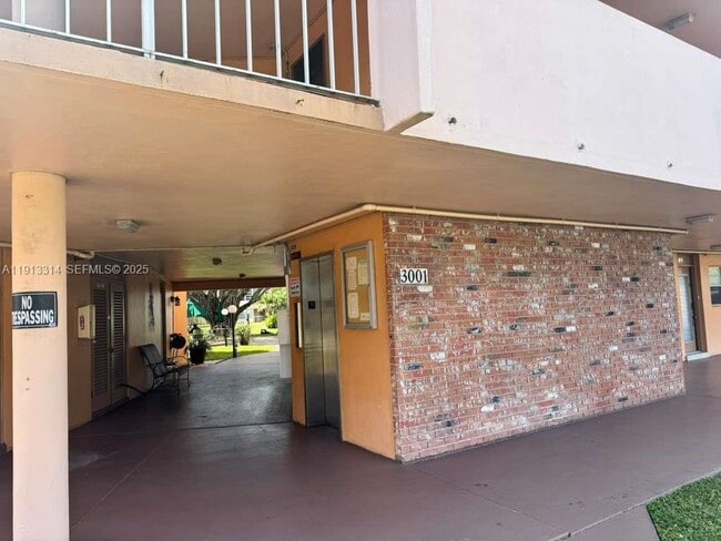 Building Photo - 3001 NW 46th Ave Unit 207