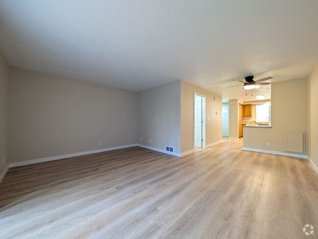 Building Photo - Large 2 Bedroom Condo in Sunset Meadows - ...