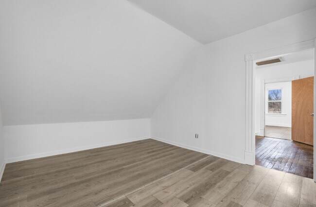 19 Cambridge St Unidad Third floor