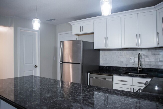 Photo - Renovated Condo w/ Off-Street Parking and Laundry! Unidad 467 Whalley Ave T