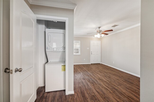 Photo - 427 W 16th St Unidad 2