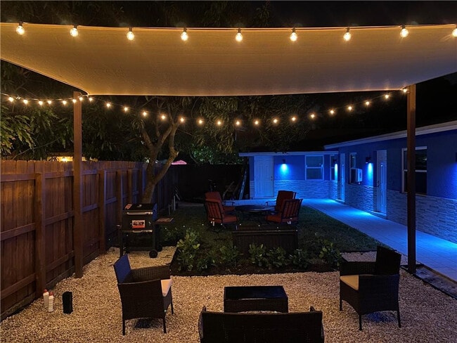 Building Photo - 902 NE 38th St Unit 2