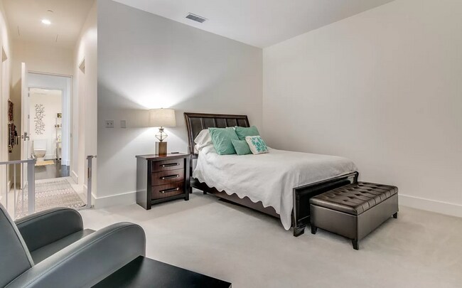 Photo - 2200 Victory Ave