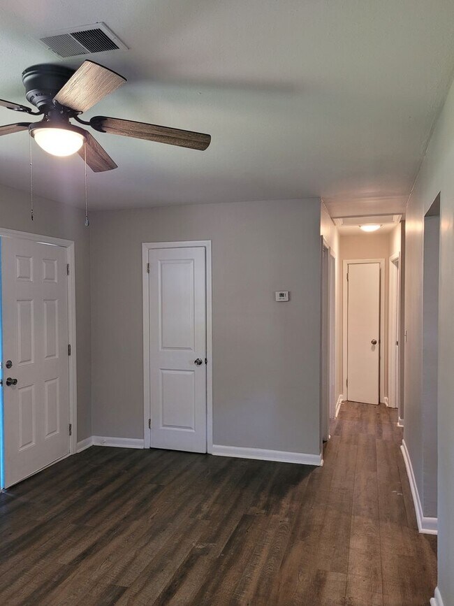 Building Photo - Charming 2 Bedroom, 1 Bath Duplex in North... Rental