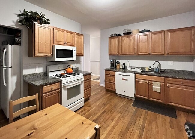 Building Photo - 64A Beacon St Unit 2 Rental