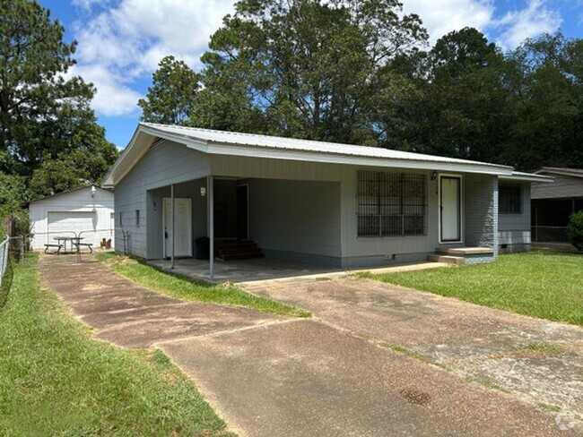 Building Photo - Recently updated 3 bed 2 bath Rental