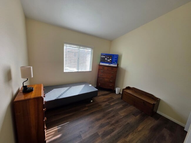 Photo - 2432 Papyrus Ct Unidad Room 3