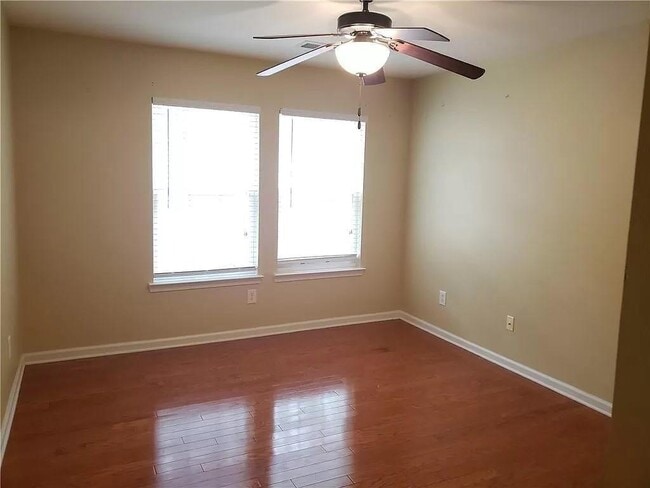 Photo - 3050 Centerglen Ln