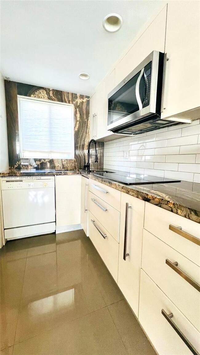 Photo - 1700 NW N River Dr Unit 404