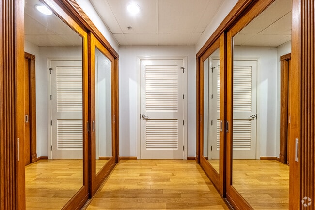 1BR, 1BA - 978SF - CLOSET - Spring Arcade Building