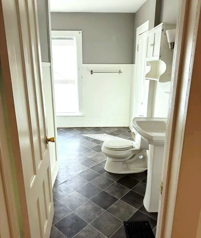 Photo - 12 Numan St Unit upstairs  B