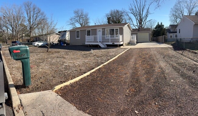 Front - 1049 Mariner Ave