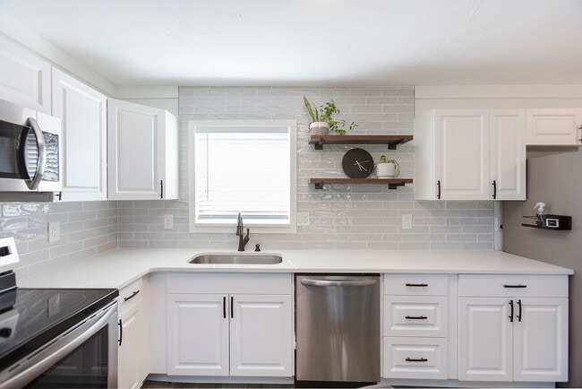 Photo - 553 Peacock Rd