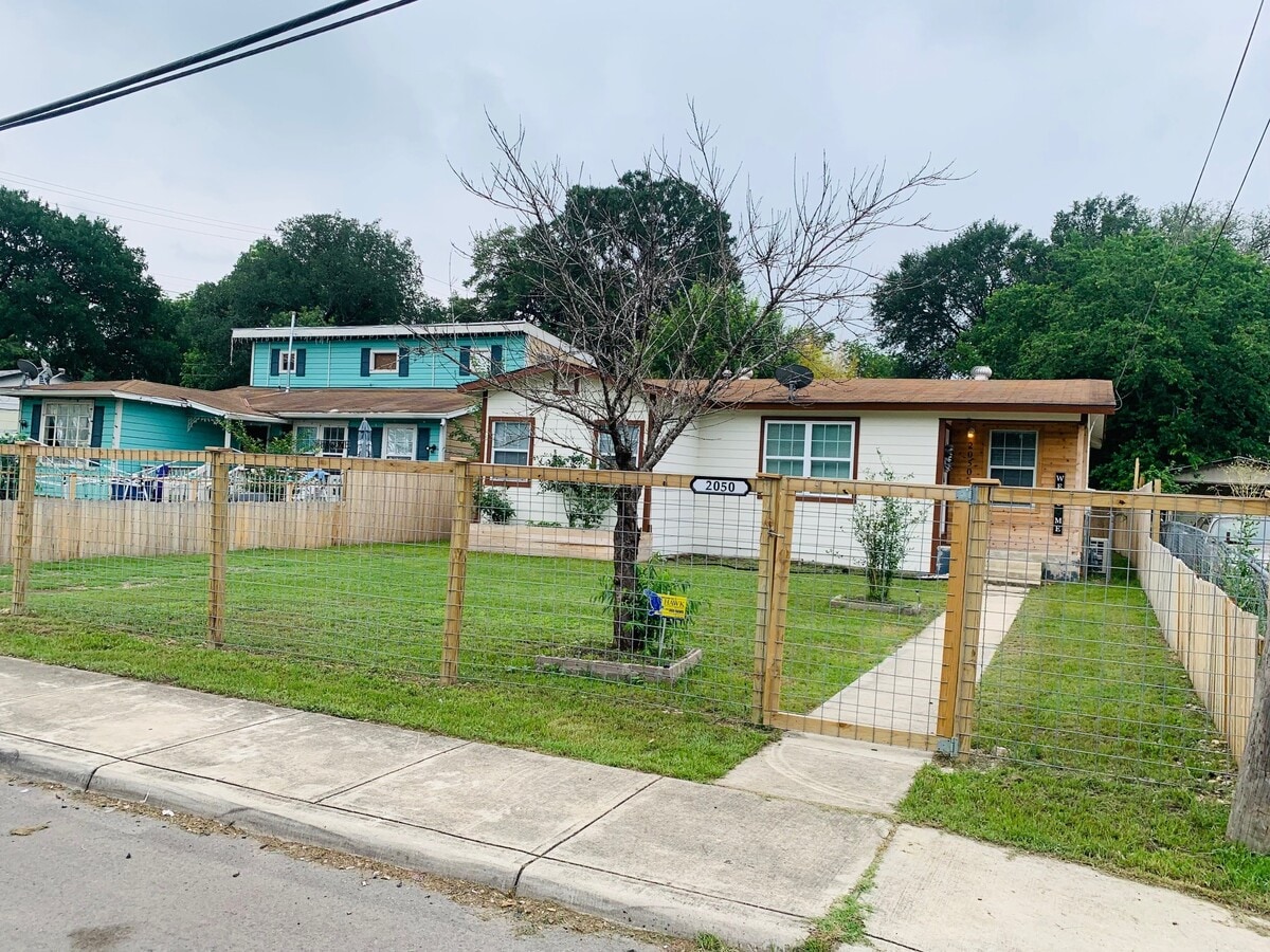 Photo - 2050 Lamar St