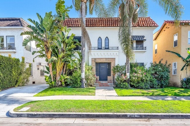 Photo - Sunning unit walking distance to shops on Fairfax Unidad 02