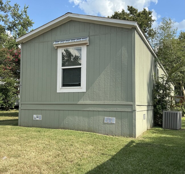 Photo - 305 Fryer St